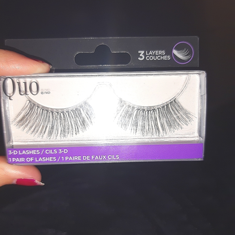 QUO BEAUTIFUL EYELASHES!!! Glue isn't included.